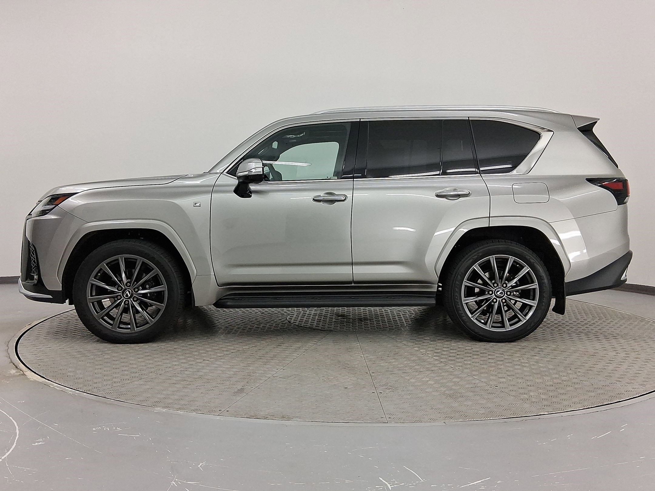 Used 2024 Lexus LX 600 F Sport image 2