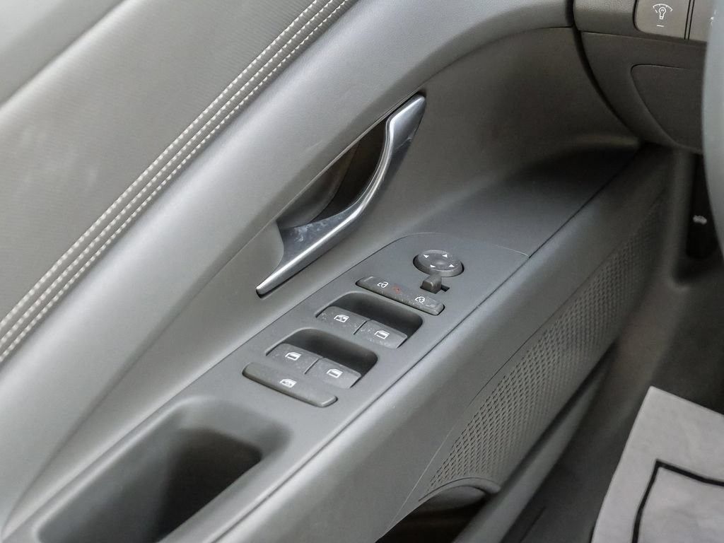 Used 2025 Hyundai Elantra Sport FWD image 46
