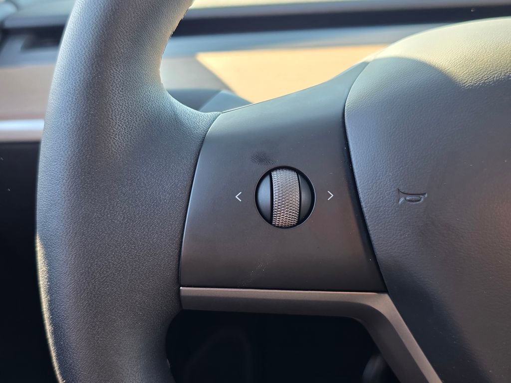 Used 2025 Tesla Model Y Performance image 24