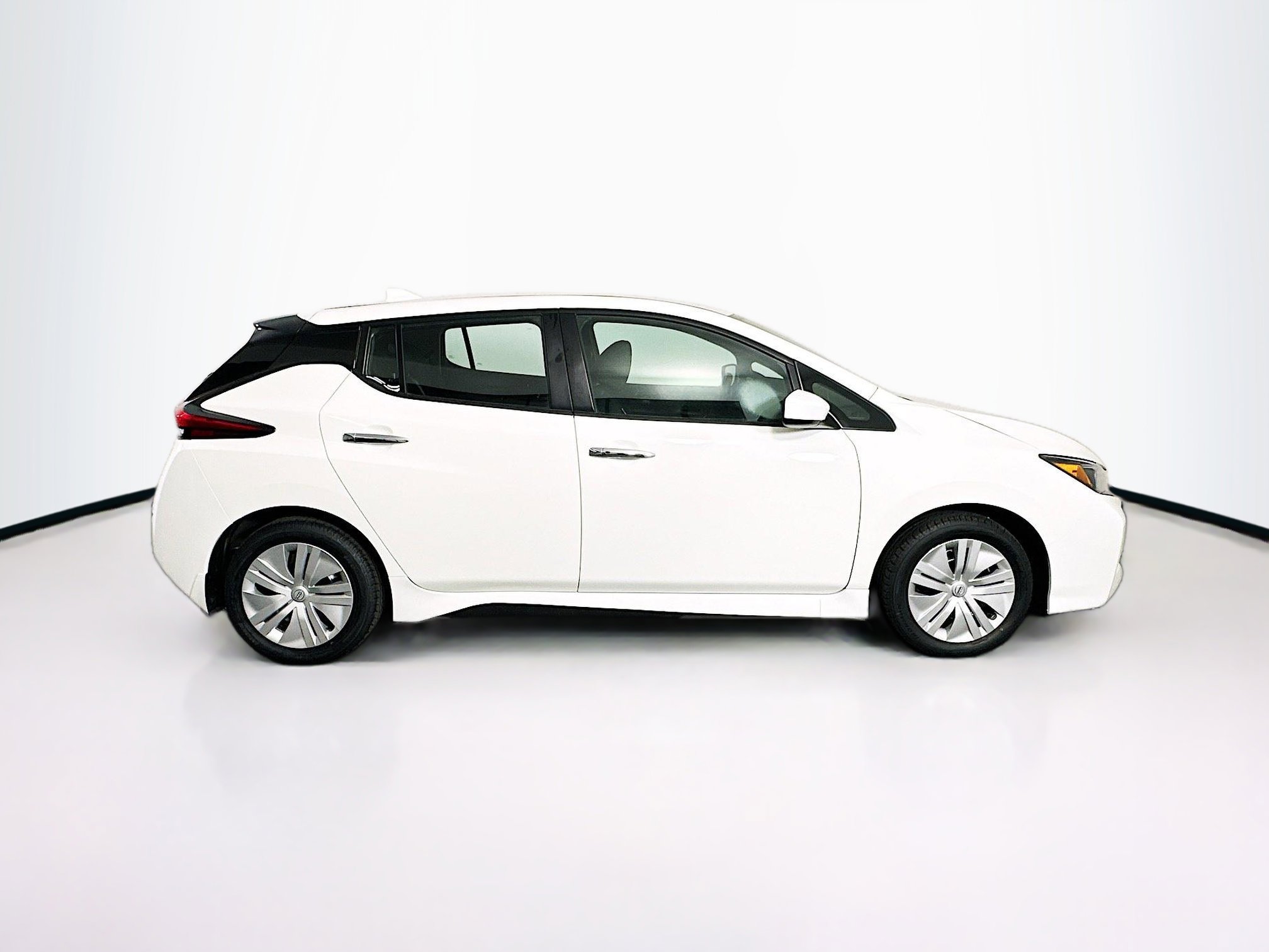 Used 2025 Nissan Leaf S FWD image 10