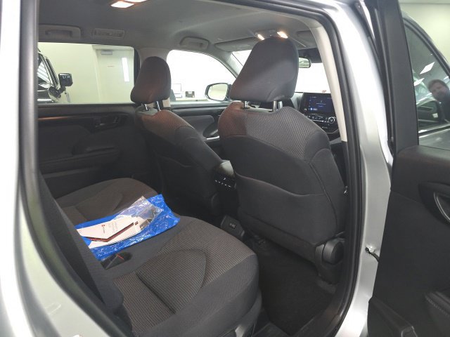 Used 2024 Toyota Highlander LE AWD/4WD image 12