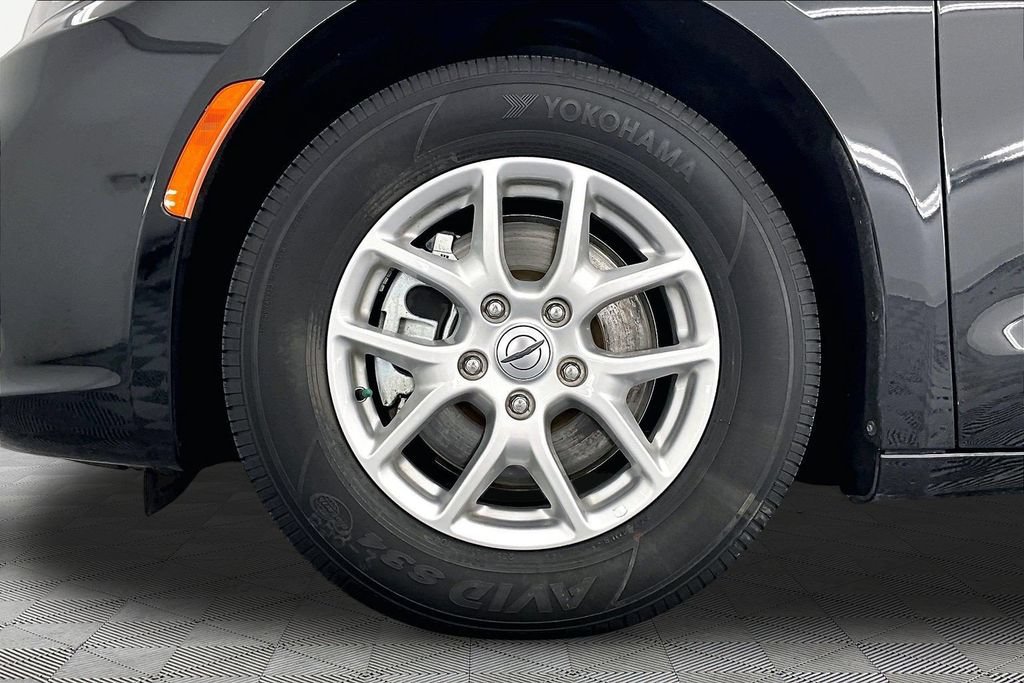 Used 2024 Chrysler Pacifica Touring-L FWD image 9