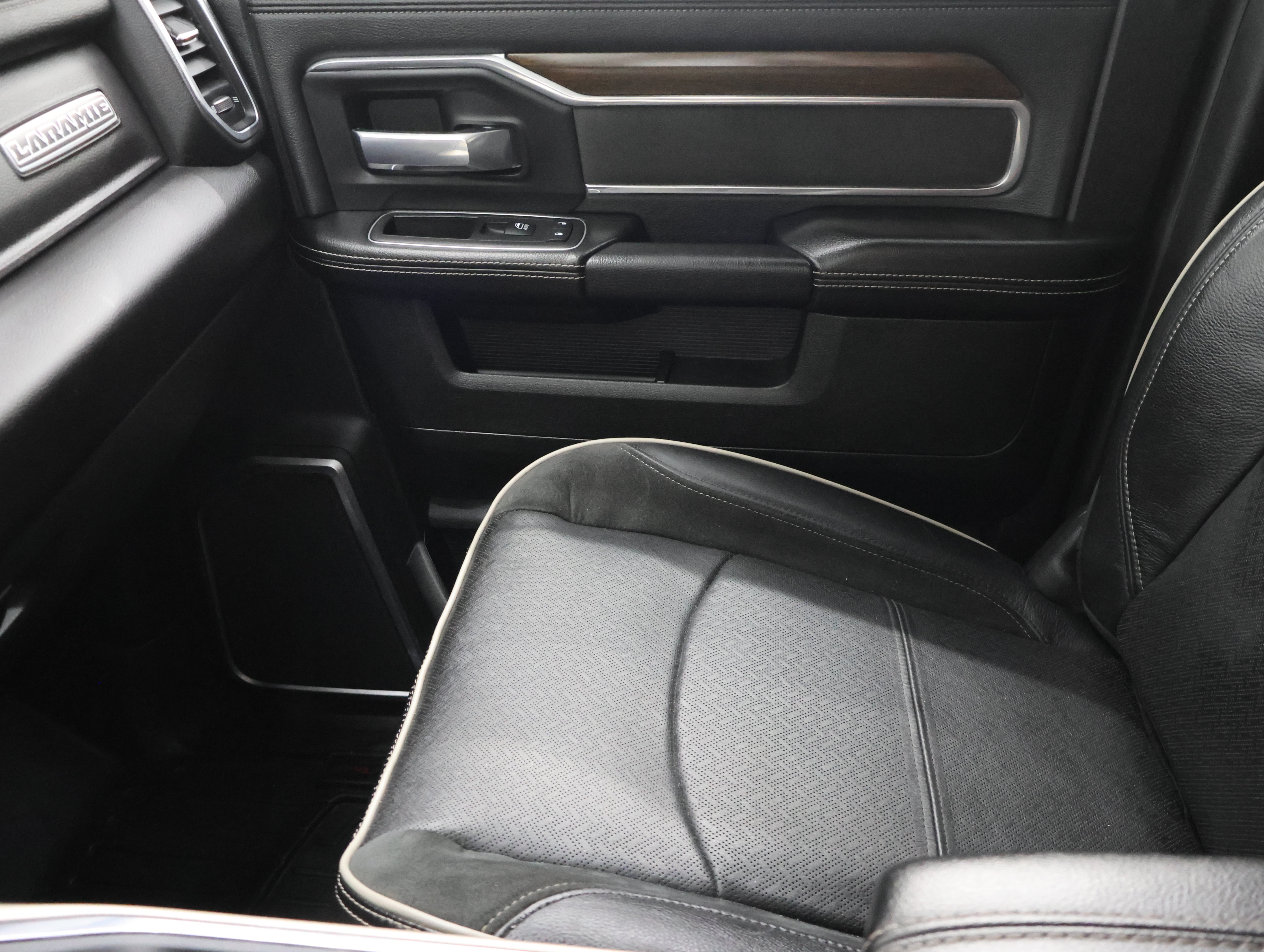Used 2023 RAM 3500 Laramie AWD/4WD image 13