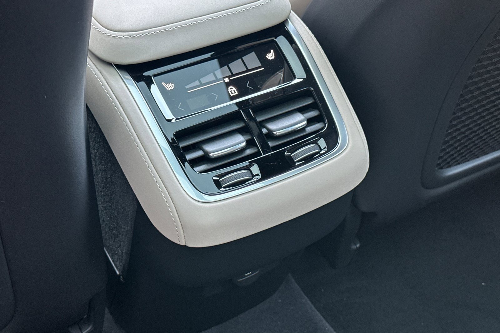 New 2026 Volvo XC90 B6 Plus w/ Protection Package Premier image 13