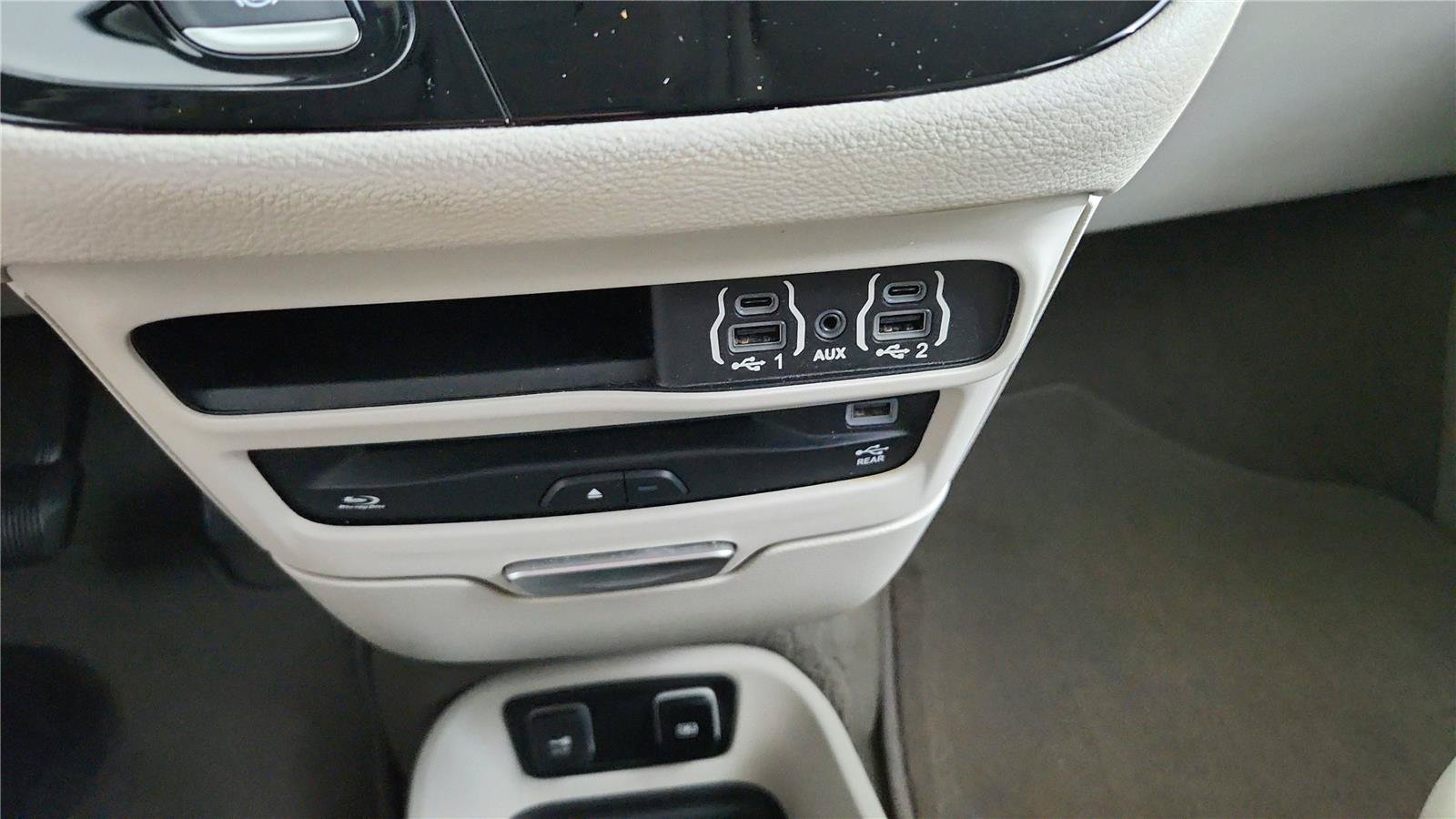 Used 2021 Chrysler Pacifica Touring-L w/ Uconnect Theater Family Group FWD image 27