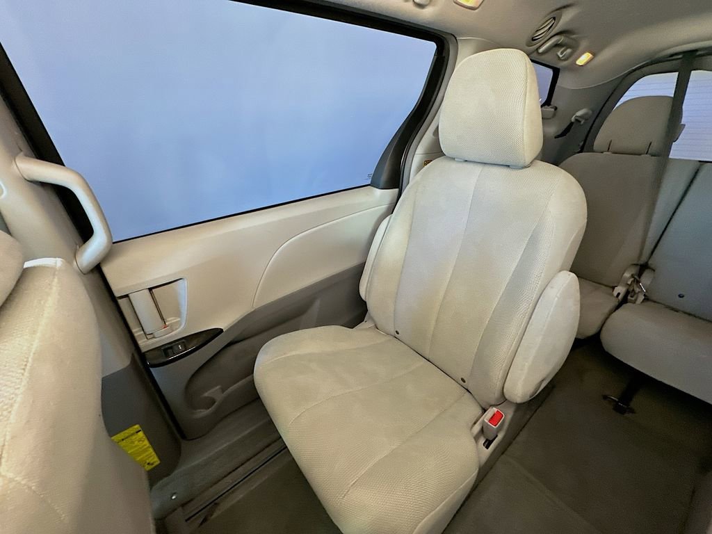 Used 2014 Toyota Sienna L FWD image 12