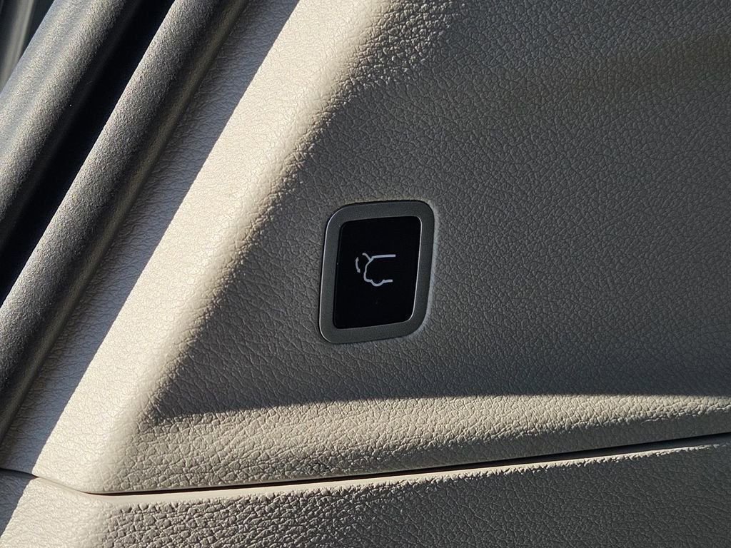 Used 2024 Chrysler Pacifica Select image 6