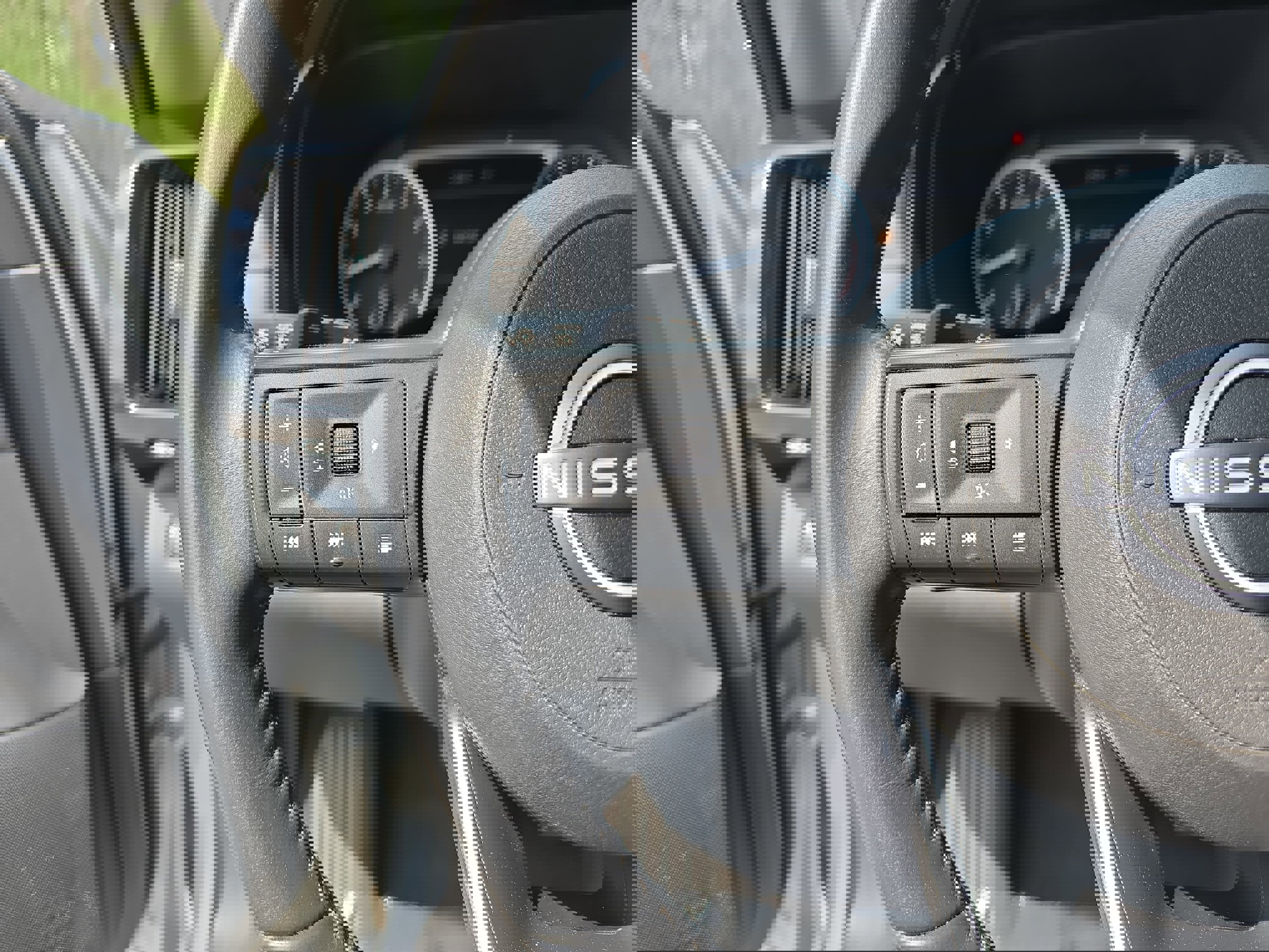 Used 2024 Nissan Pathfinder SV image 16