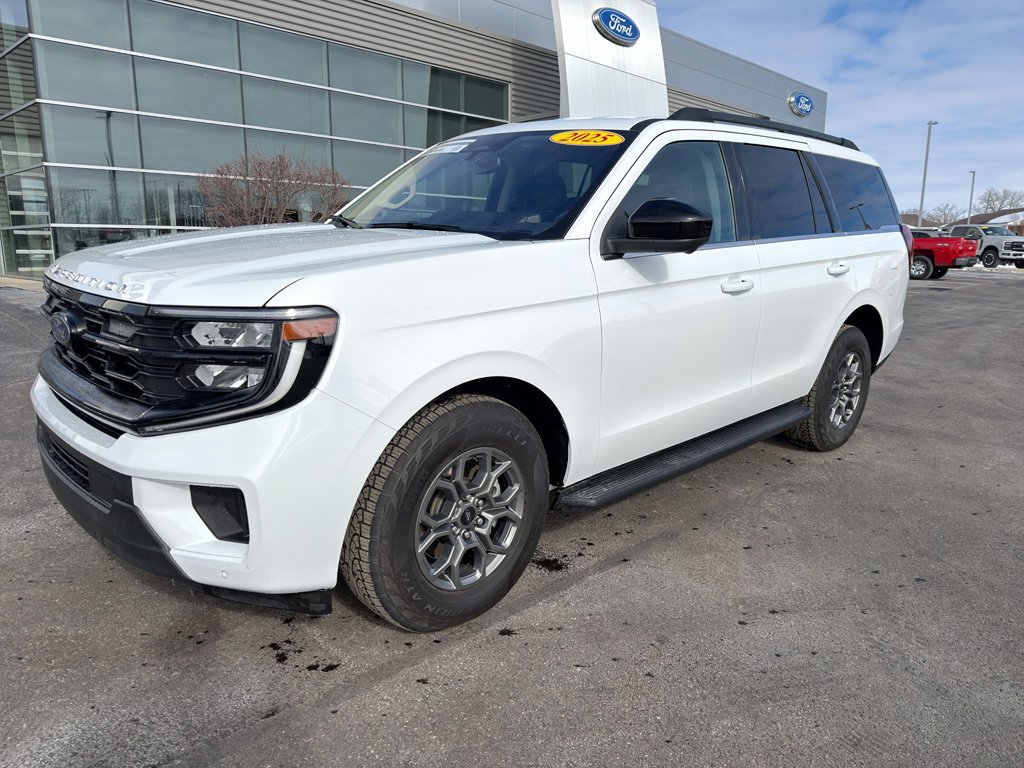 Used 2025 Ford Expedition Active AWD/4WD image 2