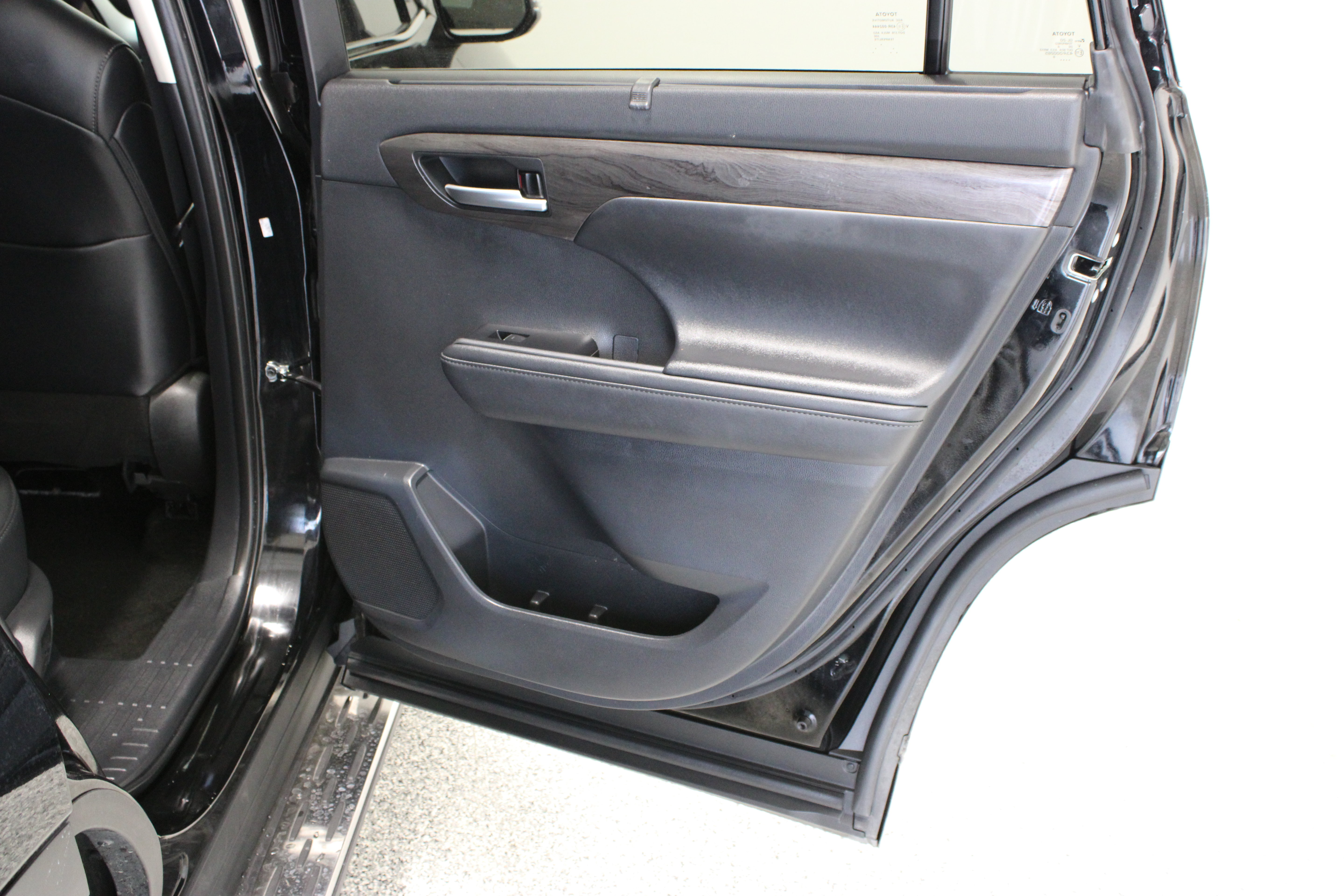 Used 2024 Toyota Highlander Platinum FWD image 37