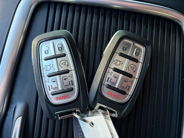 Used 2023 Chrysler Pacifica Touring-L FWD image 22