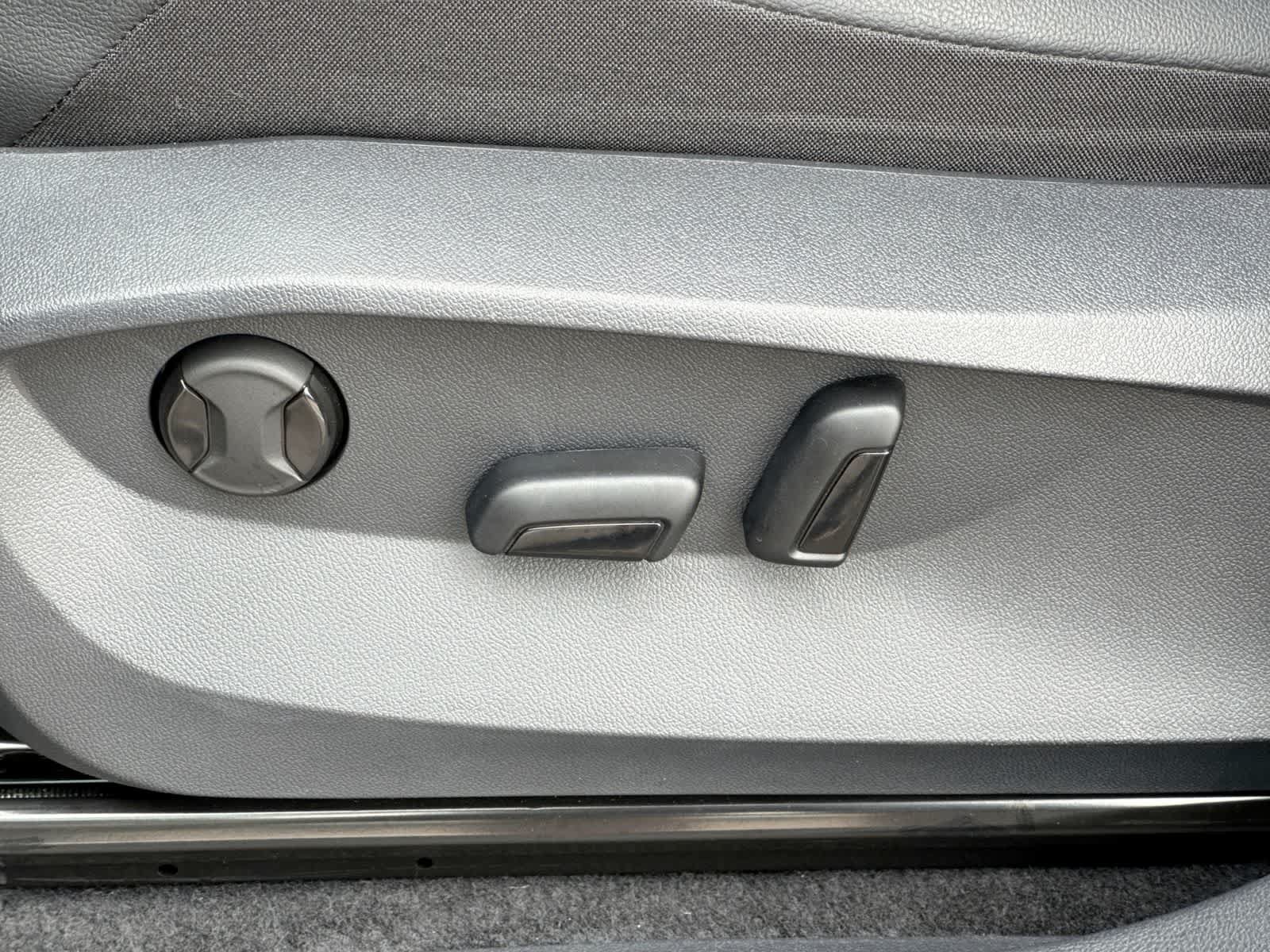 Used 2024 Volkswagen Tiguan SE w/ Panoramic Sunroof Package FWD image 24
