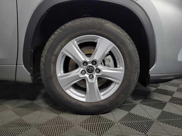 Used 2024 Toyota Highlander LE FWD image 11