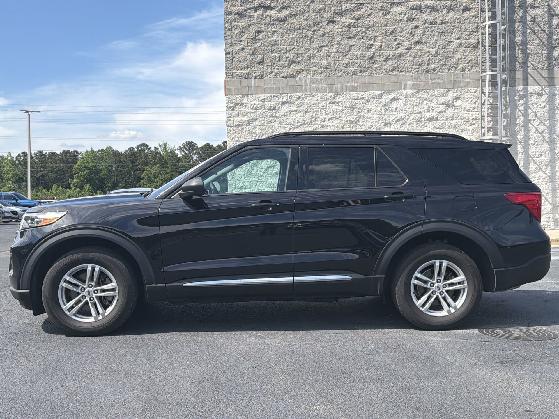 Used 2023 Ford Explorer XLT AWD/4WD image 2