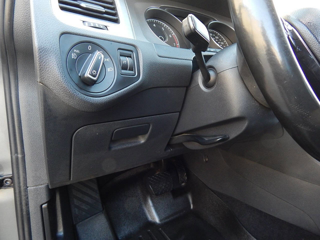 Used 2017 Volkswagen Golf SE FWD image 27