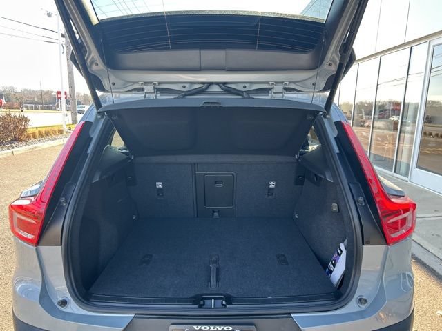 Certified 2025 Volvo XC40 B5 Plus AWD/4WD image 10