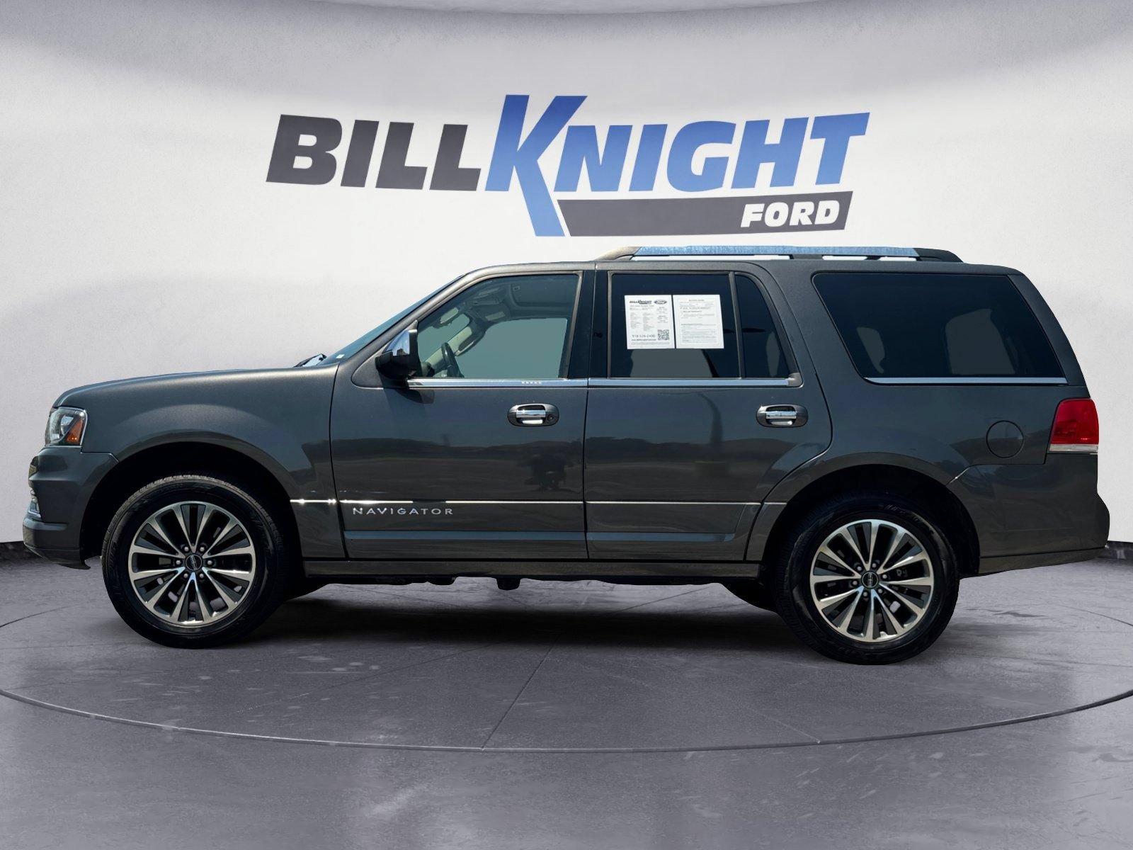 Used 2016 Lincoln Navigator Select RWD image 2