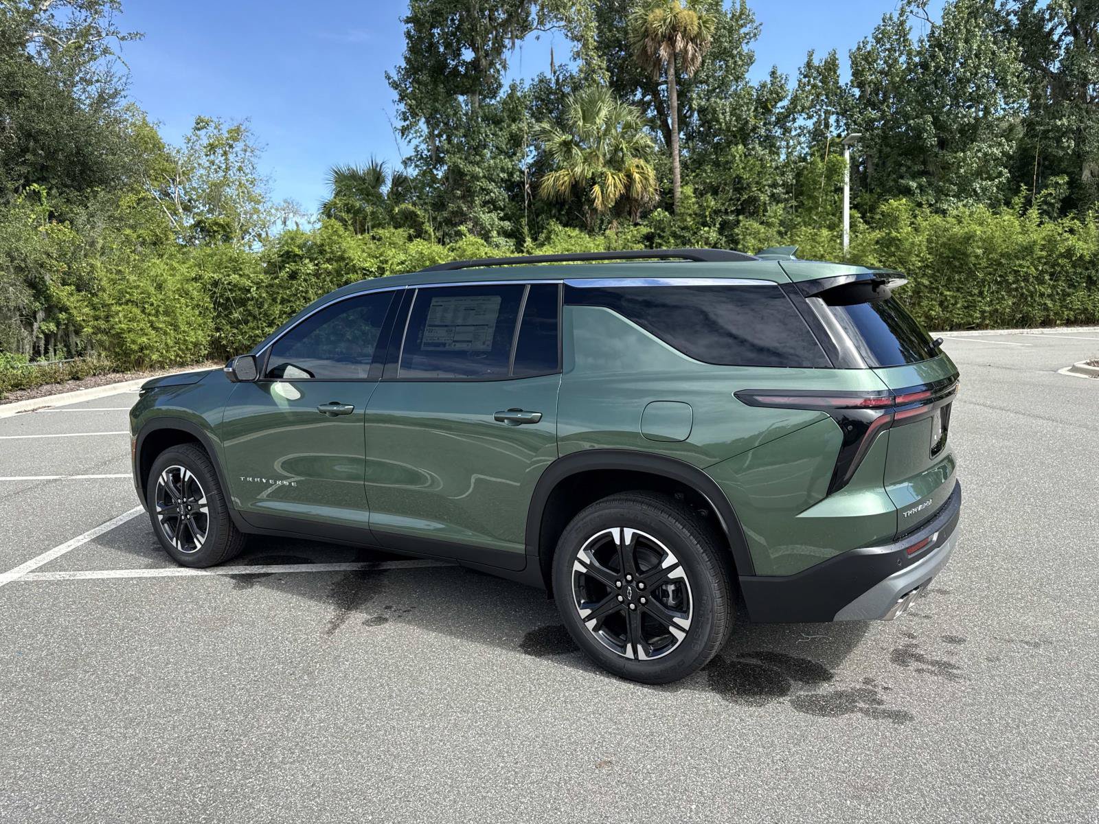 New 2027 Chevrolet Traverse LT w/ Sun and Wheel Package FWD image 5