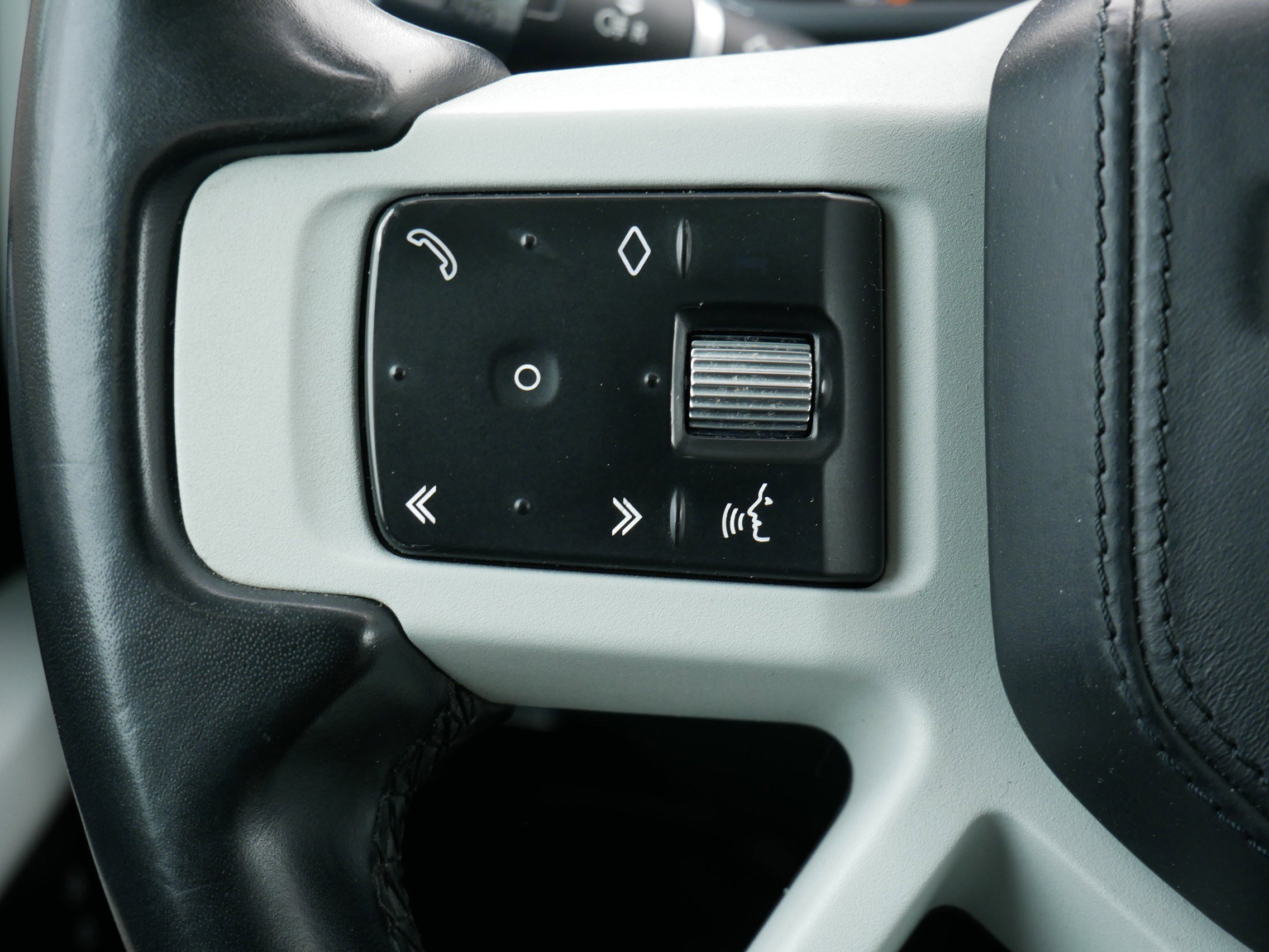 Used 2020 Land Rover Defender 110 image 20