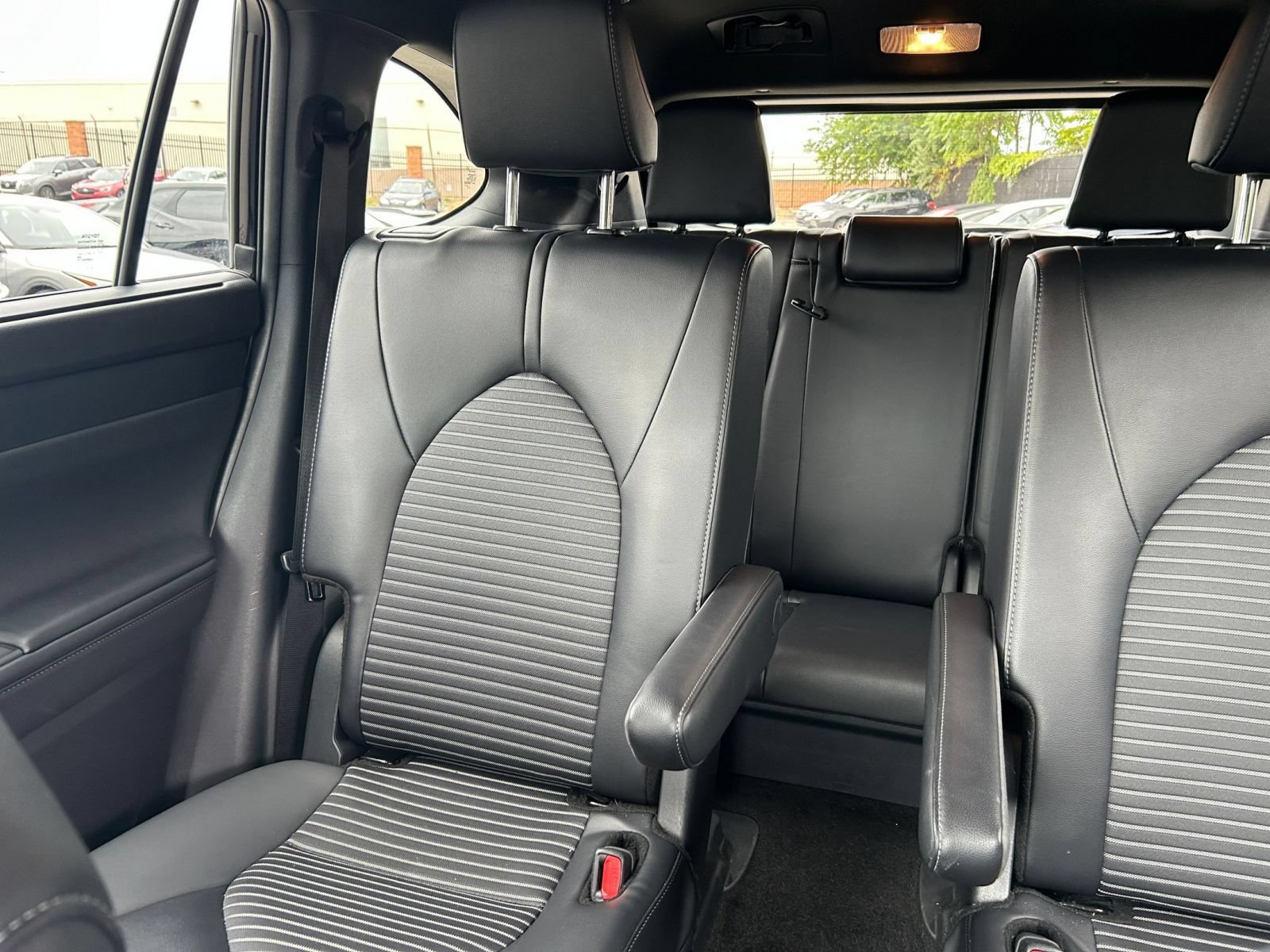 Used 2025 Toyota Highlander XSE AWD/4WD image 36