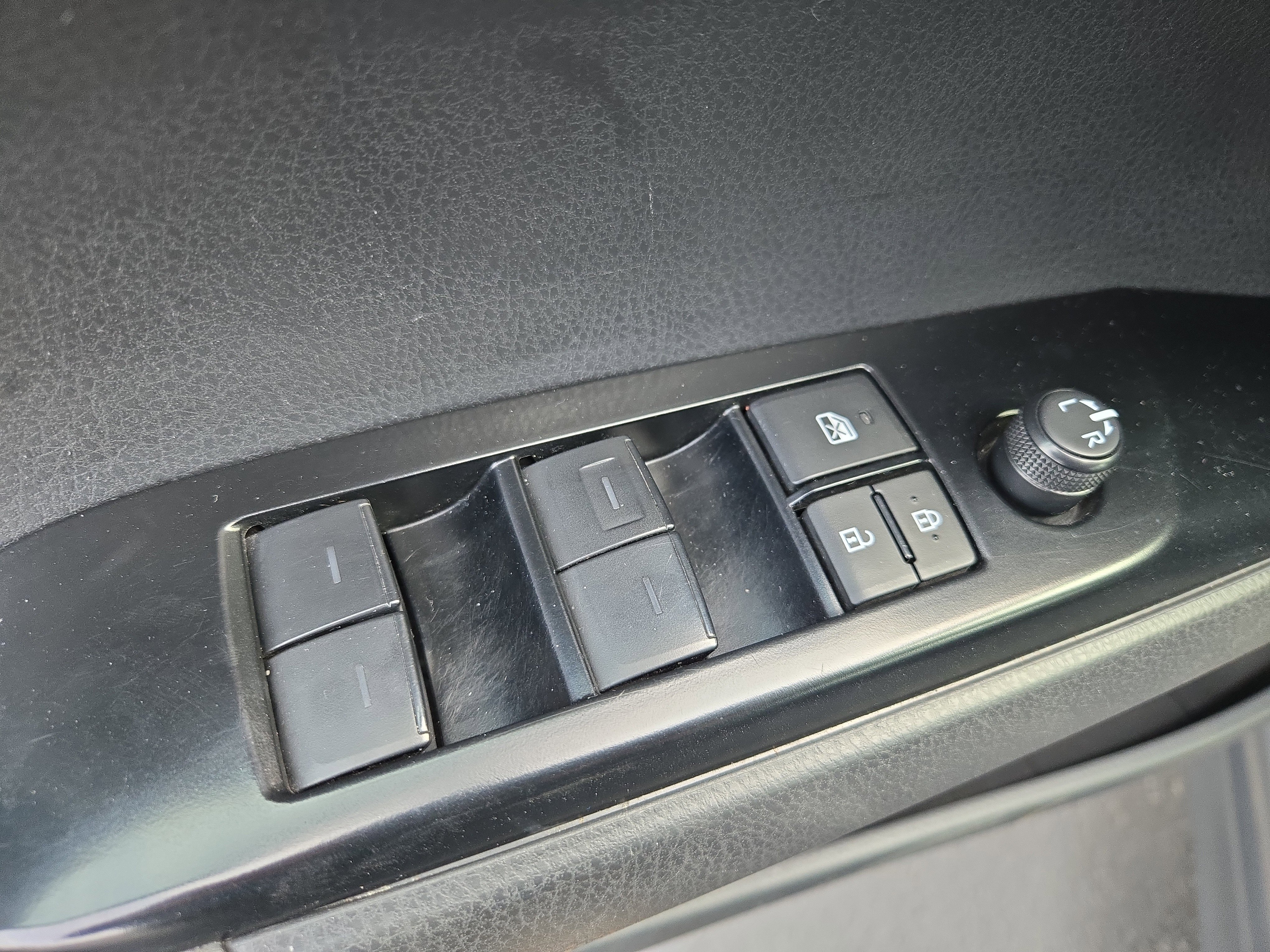 Used 2025 Toyota Camry SE image 14