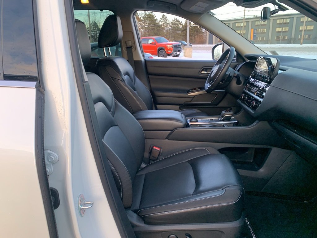 Used 2023 Nissan Pathfinder SL image 32