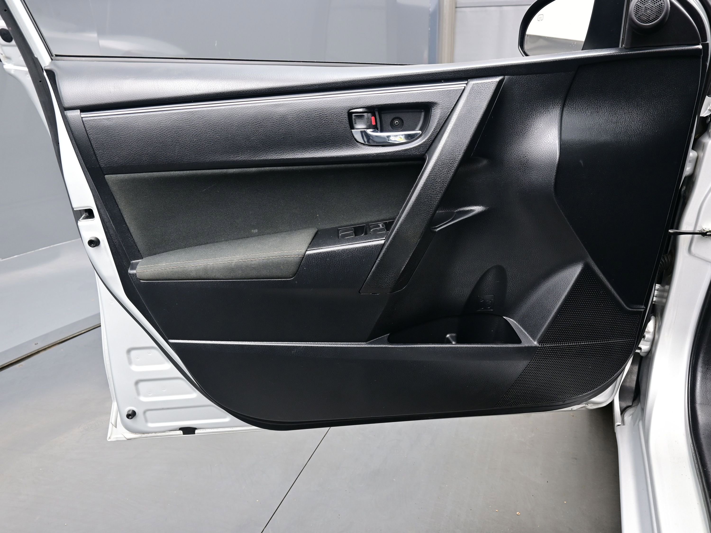 Used 2019 Toyota Corolla LE image 9