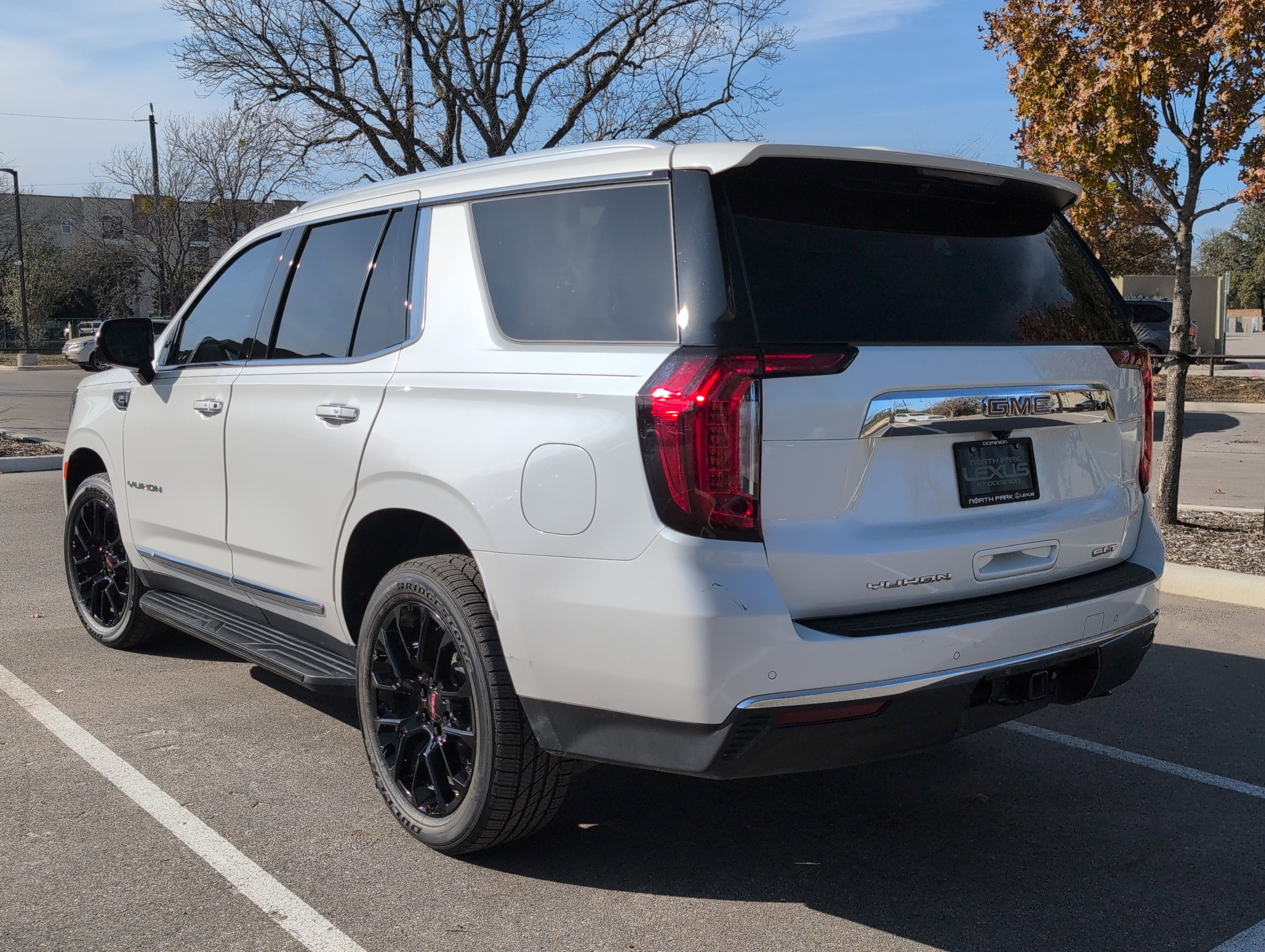 Used 2022 GMC Yukon SLT w/ SLT Premium Package image 3