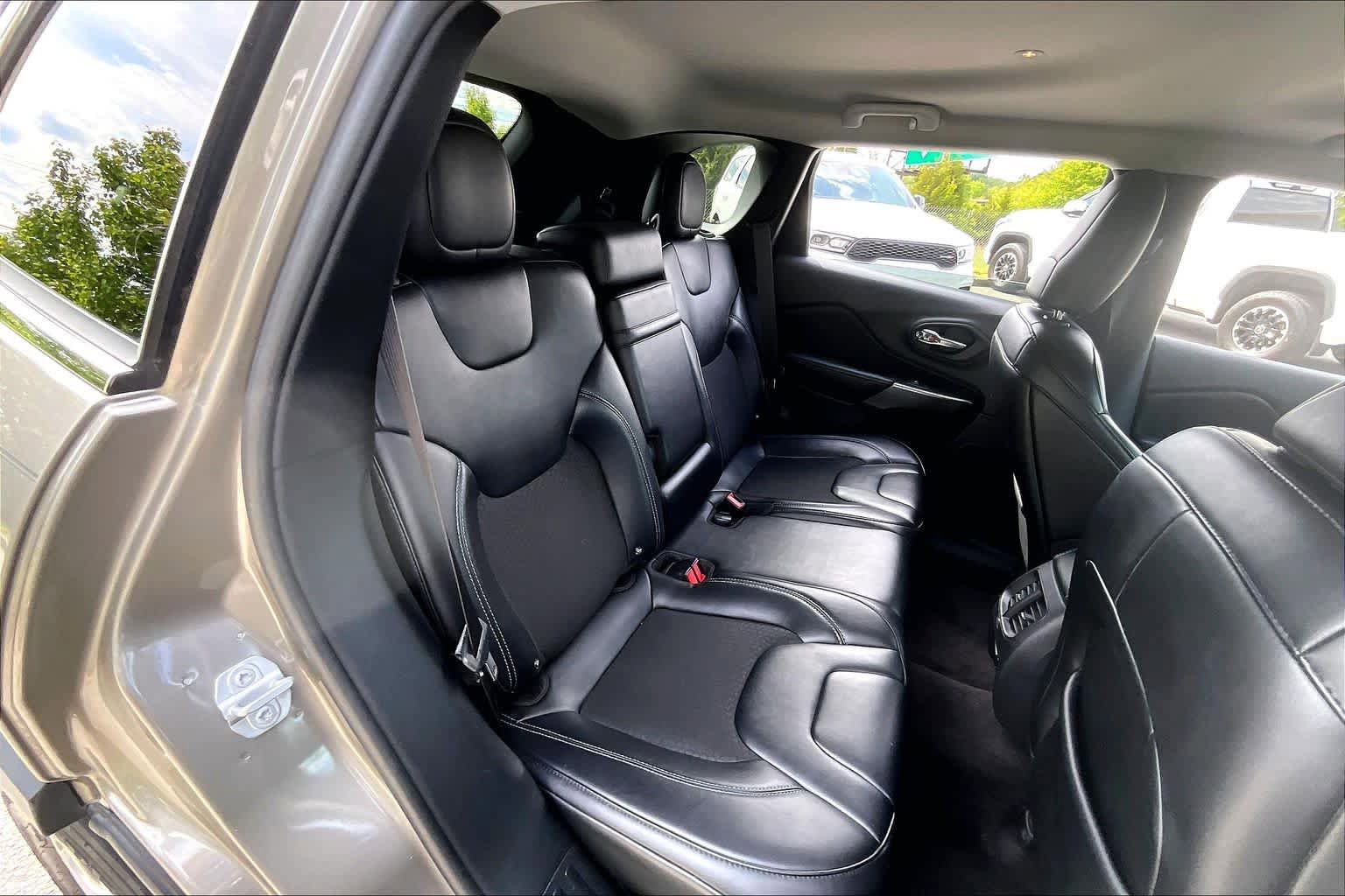 Used 2019 Jeep Cherokee Latitude Plus w/ Comfort/Convenience Group FWD image 20