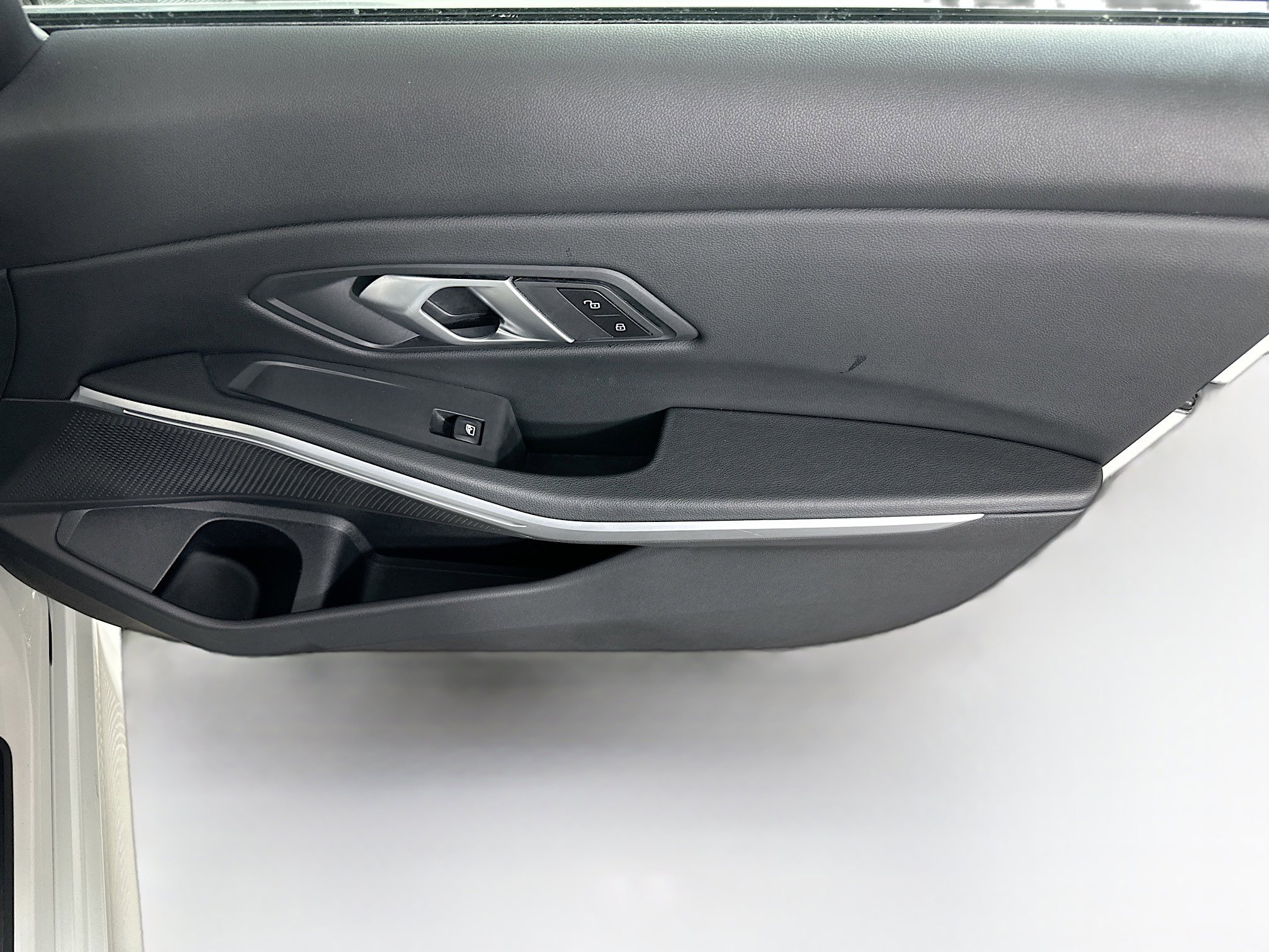 Used 2025 BMW 330i Sedan w/ Convenience Package image 32