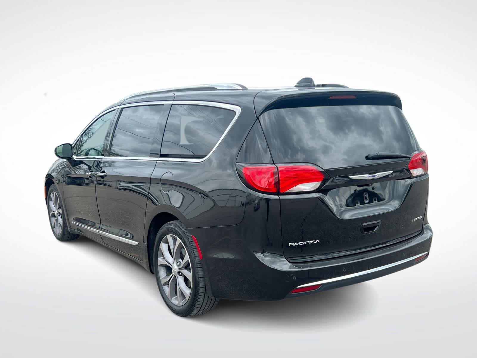 Used 2019 Chrysler Pacifica Limited w/ Tire & Wheel Group FWD image 6