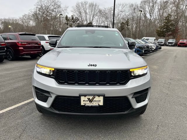 Used 2024 Jeep Grand Cherokee Altitude AWD/4WD image 3