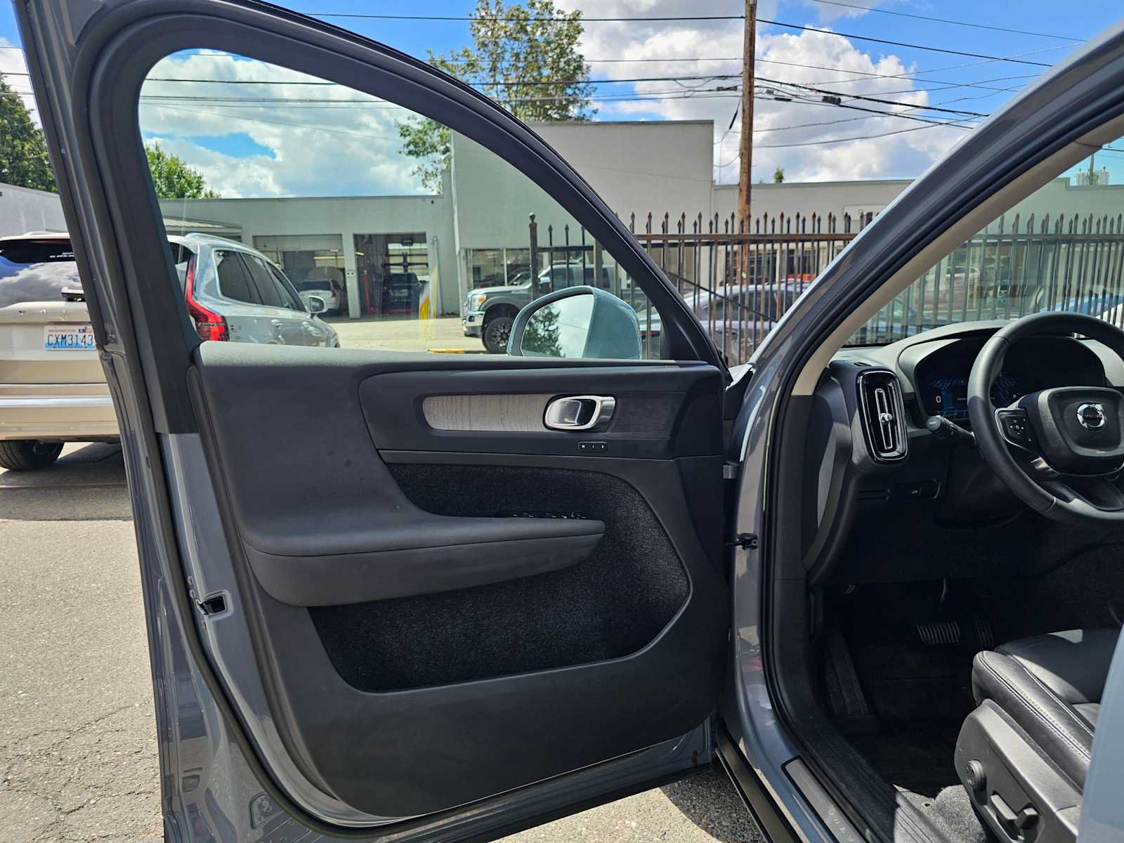 Certified 2023 Volvo XC40 B5 Plus w/ Protection Package Premier AWD/4WD image 20