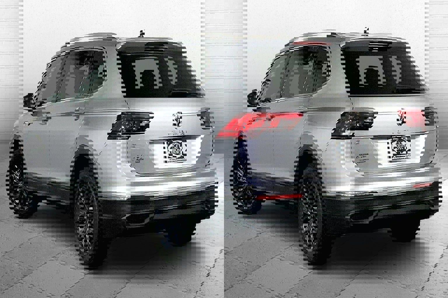 Used 2023 Volkswagen Tiguan SE w/ Panoramic Sunroof Package image 11