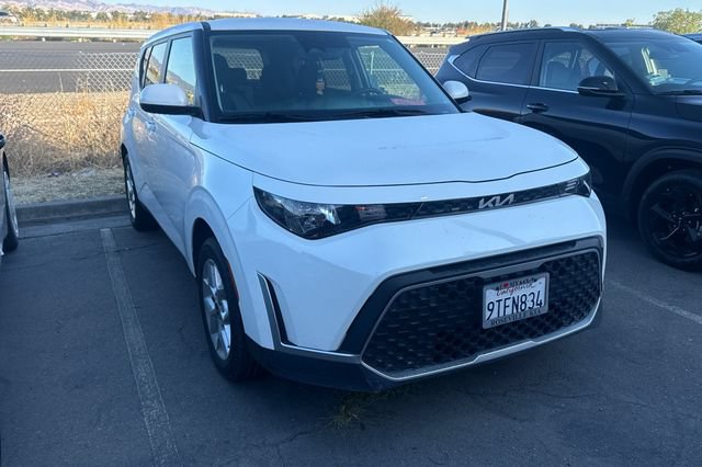 Certified 2025 Kia Soul LX w/ LX Technology Package FWD image 2
