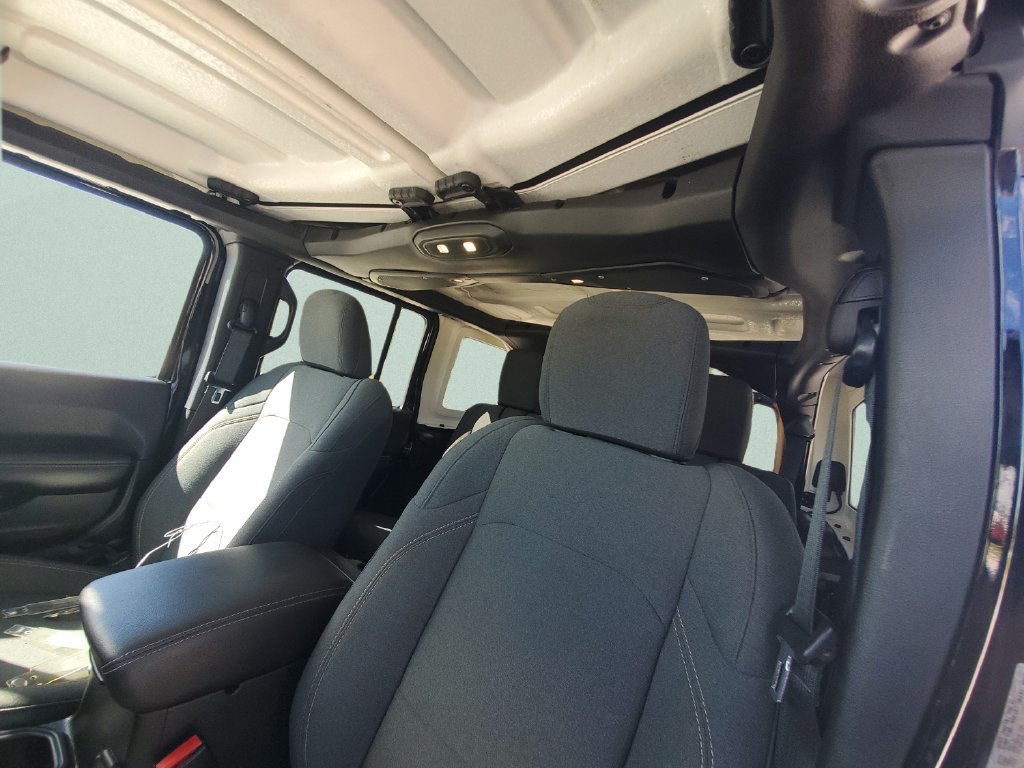 Used 2025 Jeep Wrangler Unlimited Sahara AWD/4WD image 18