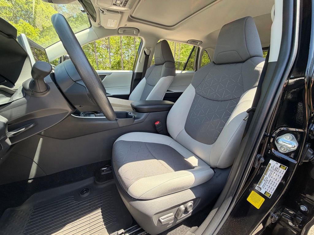 Used 2025 Toyota RAV4 XLE w/ Convenience Package image 5