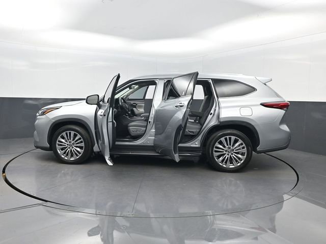 Used 2023 Toyota Highlander Platinum FWD image 41