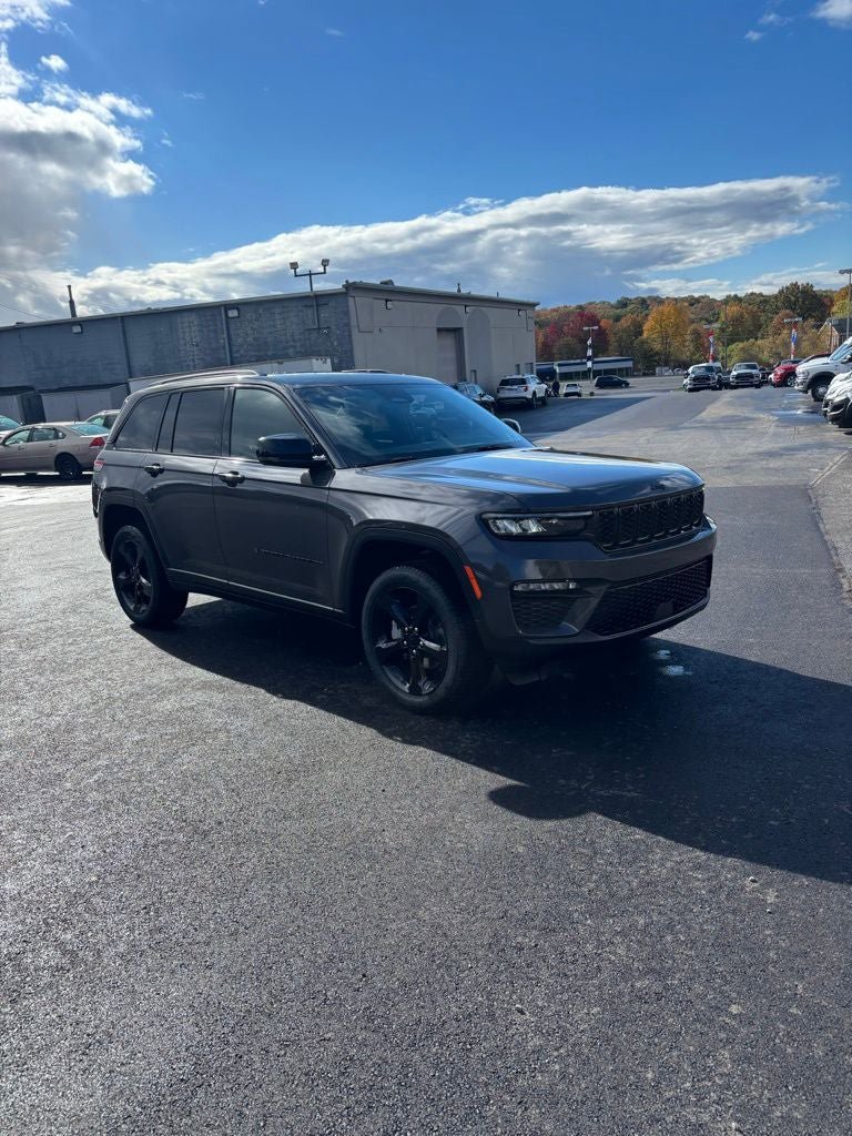 Used 2025 Jeep Grand Cherokee Limited w/ Black Appearance Package AWD/4WD image 3