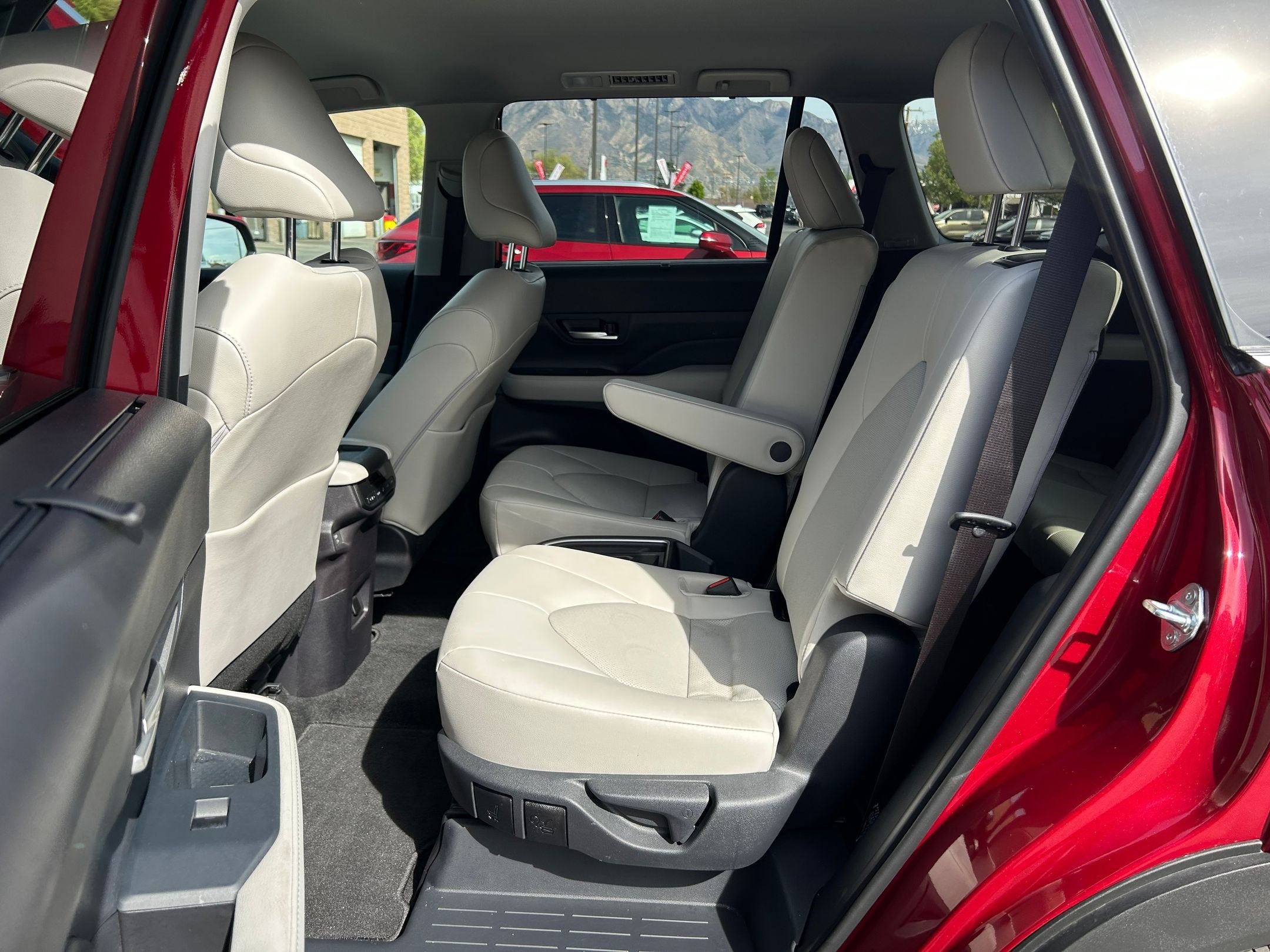 Certified 2025 Toyota Grand Highlander AWD image 29