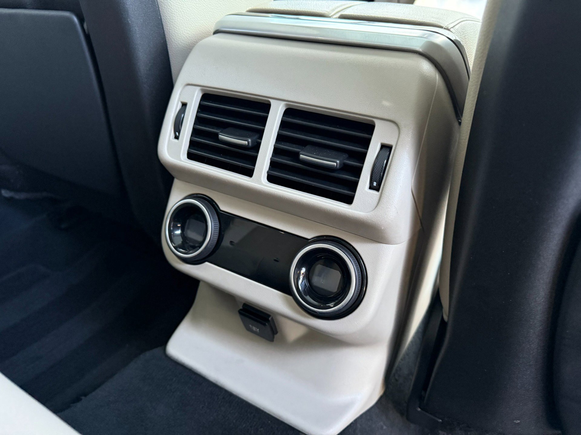 Used 2018 Land Rover Range Rover Velar R-Dynamic SE image 37