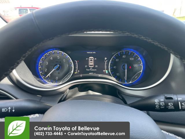 Used 2023 Chrysler Pacifica Touring-L image 9