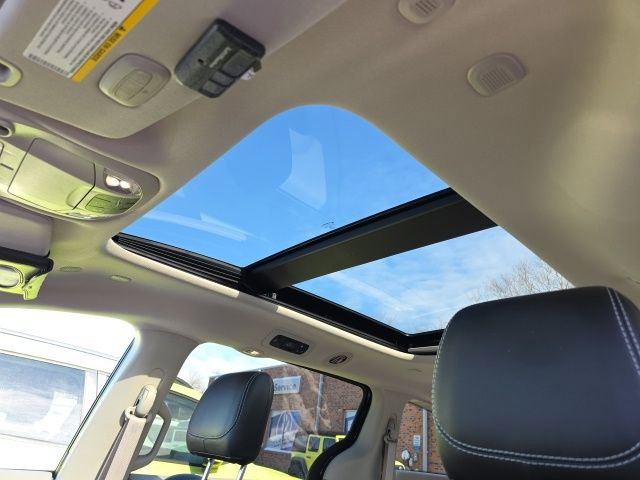 Used 2023 Chrysler Pacifica Limited image 10