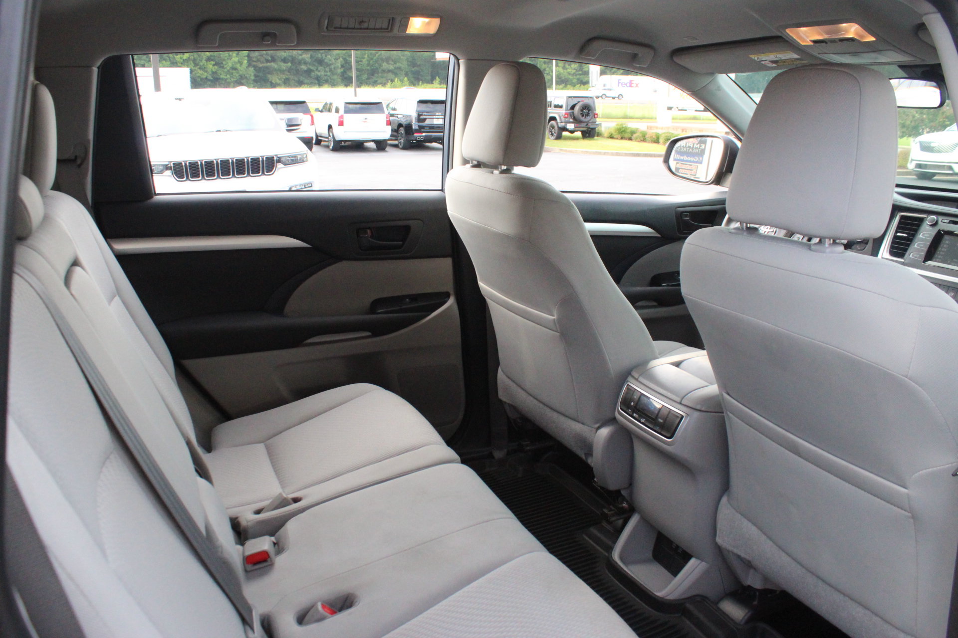 Used 2019 Toyota Highlander LE FWD image 29