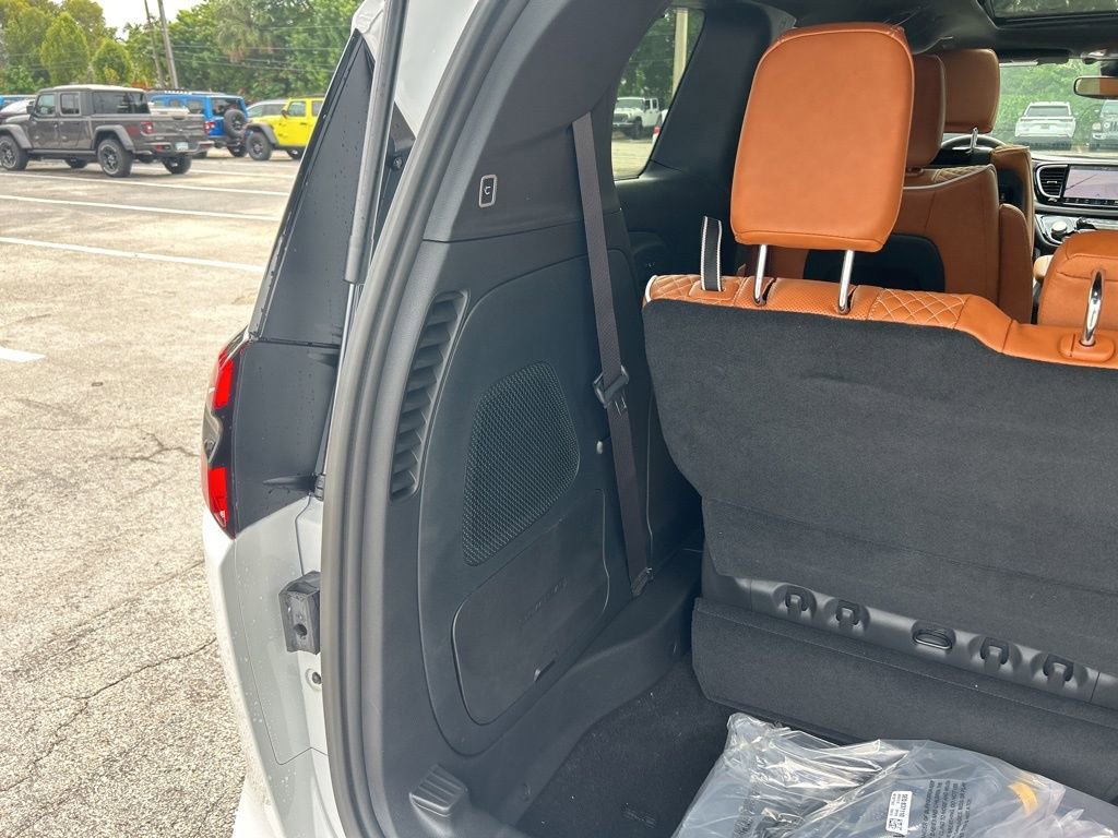New 2025 Chrysler Pacifica Pinnacle w/ Trailer Tow Group image 30