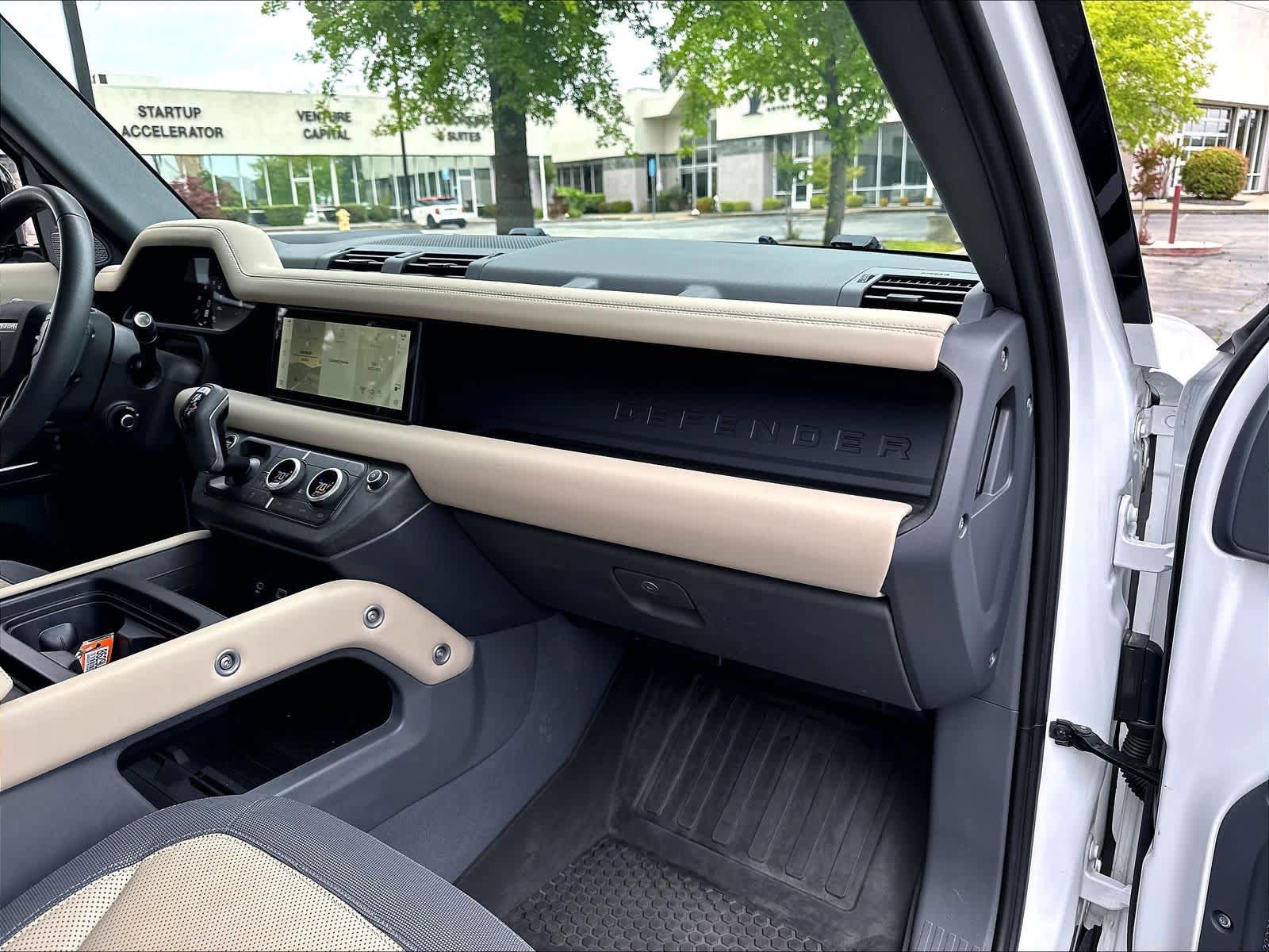 Used 2024 Land Rover Defender 110 X-Dynamic SE AWD/4WD image 12