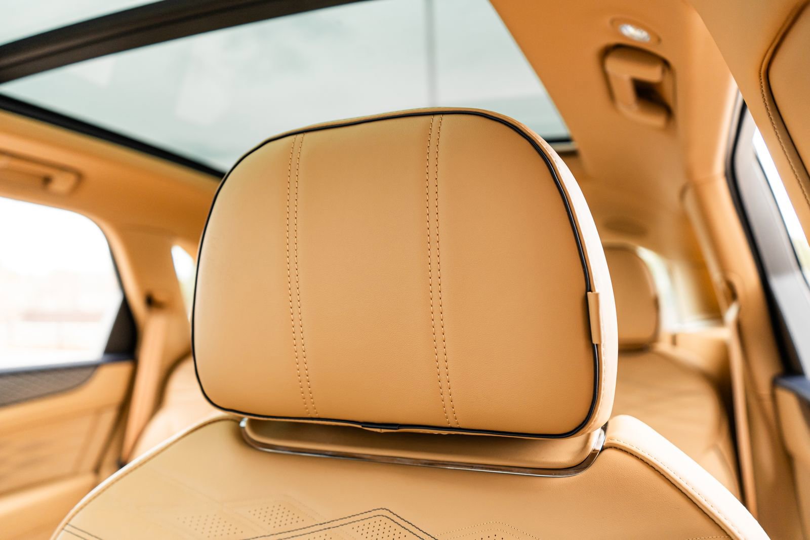 Used 2025 Bentley Bentayga image 25