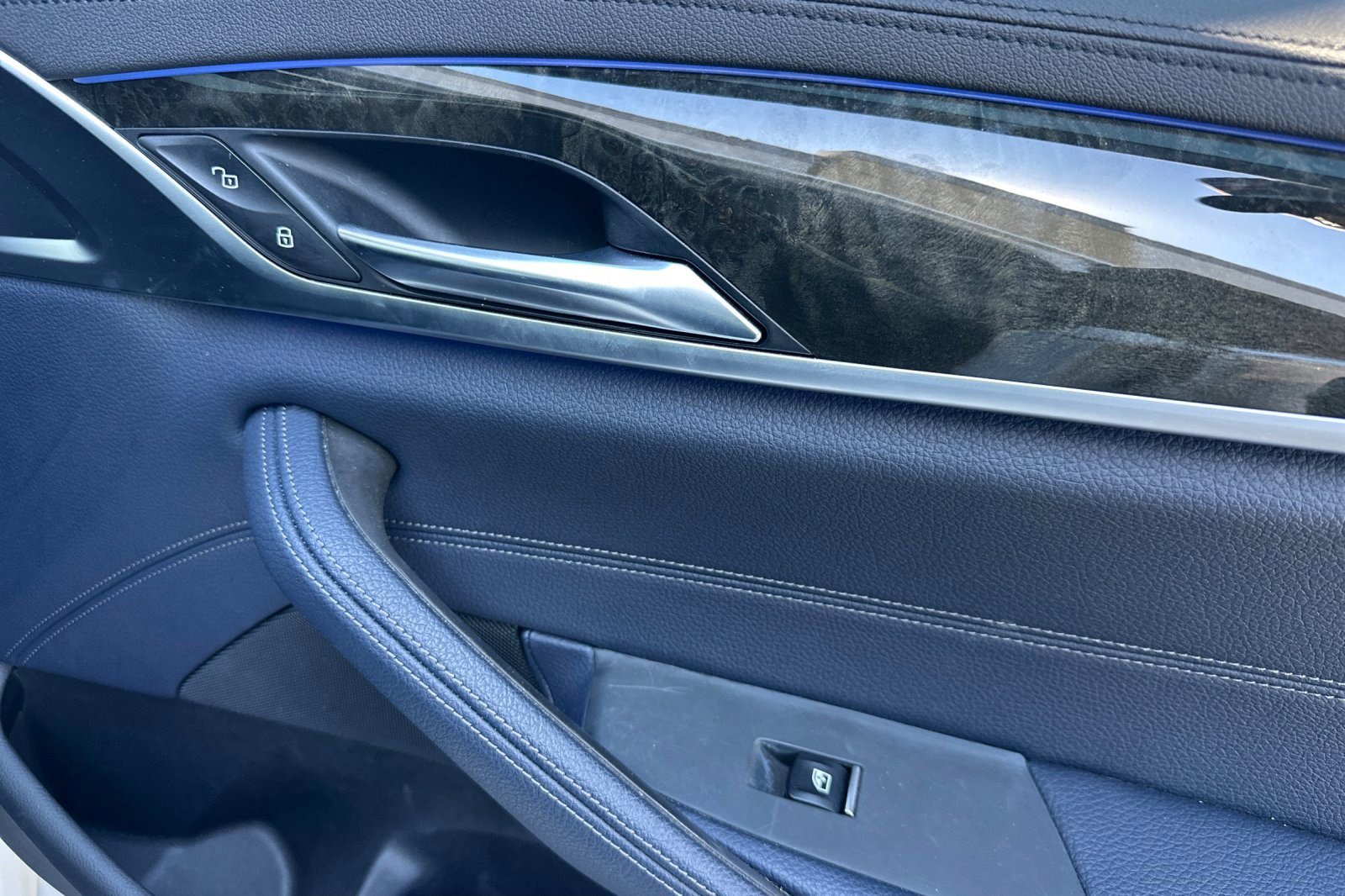 Used 2020 BMW 530e w/ M Sport Package image 21