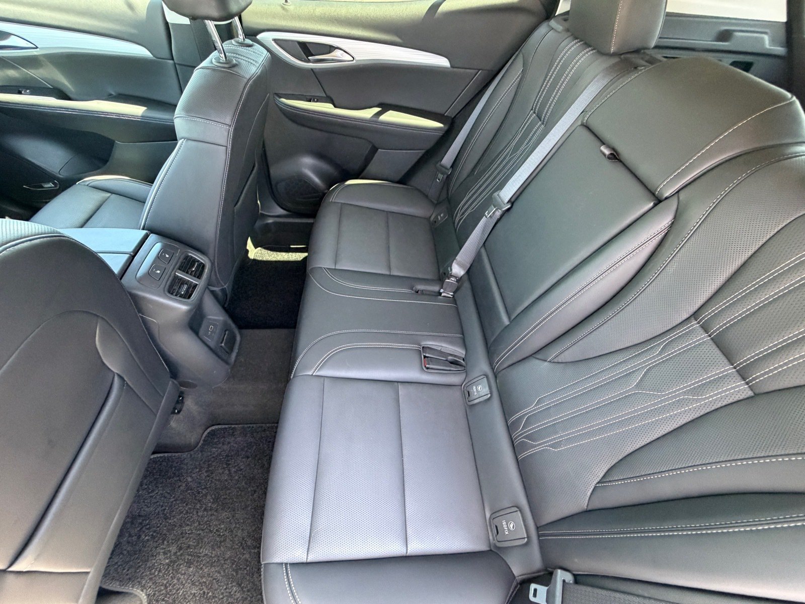 Used 2025 Buick Envision Avenir AWD/4WD image 12