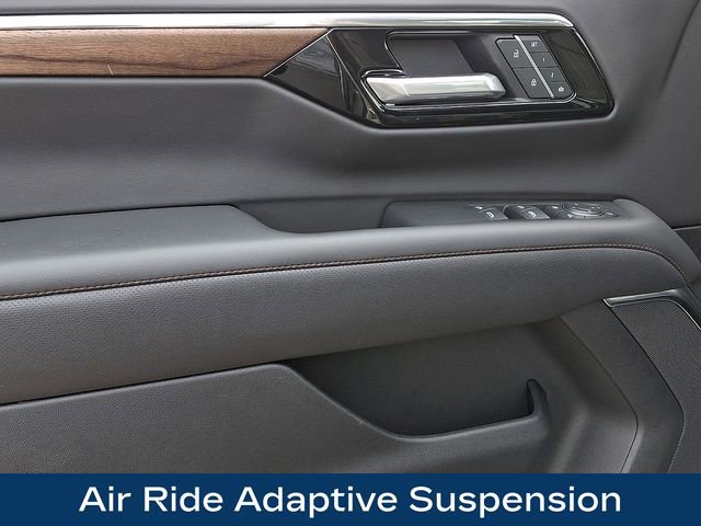 Used 2025 Chevrolet Tahoe High Country AWD/4WD image 18